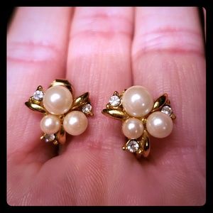 Vint goldtone faux pearl clip cluster earrings